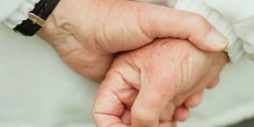 Expertos en psicología explican por qué una persona camina con las manos en la espalda