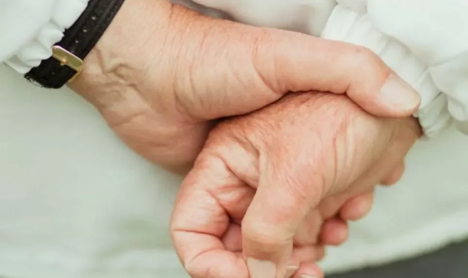 Expertos en psicología explican por qué una persona camina con las manos en la espalda