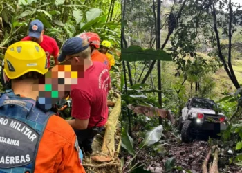 Carro cai em ribanceira em Blumenau e dois ocupantes são arremessados para fora do veículo