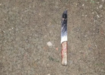 Discussão por ciúmes termina com homem esfaqueado e mulher hospitalizada, em Blumenau