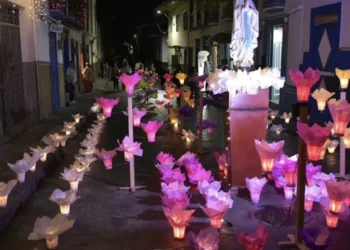 El pueblo cafetero que enciende sus calles con miles de faroles en diciembre