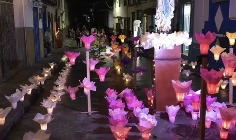 El pueblo cafetero que enciende sus calles con miles de faroles en diciembre