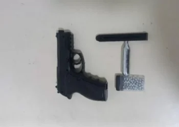 Homem é preso após supostamente ameaçar menores com simulacro de arma em Blumenau