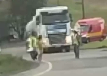 Mulher em surto é resgatada nua às margens da BR-470 em Pouso Redondo