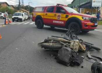 Acidente entre moto e caminhão mata mulher e fere homem em Blumenau
