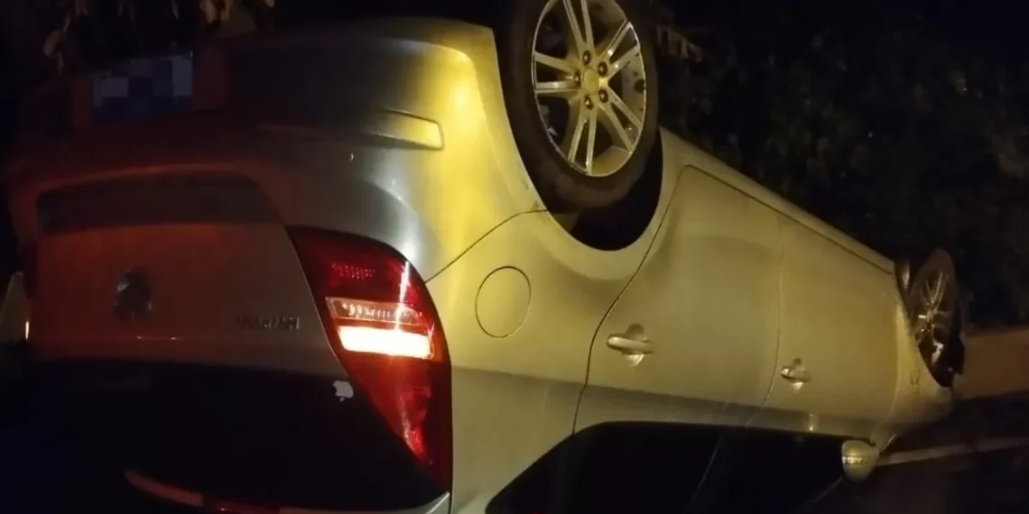 Jovem de 21 anos sai ileso após capotamento na SC-110, em Pomerode