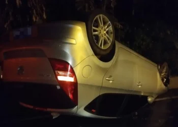 Jovem de 21 anos sai ileso após capotamento na SC-110, em Pomerode