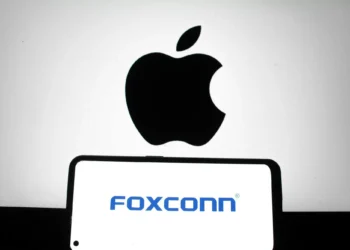 Foxconn é acusada de abusos trabalhistas na produção do iPhone 17