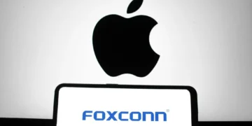 Foxconn é acusada de abusos trabalhistas na produção do iPhone 17