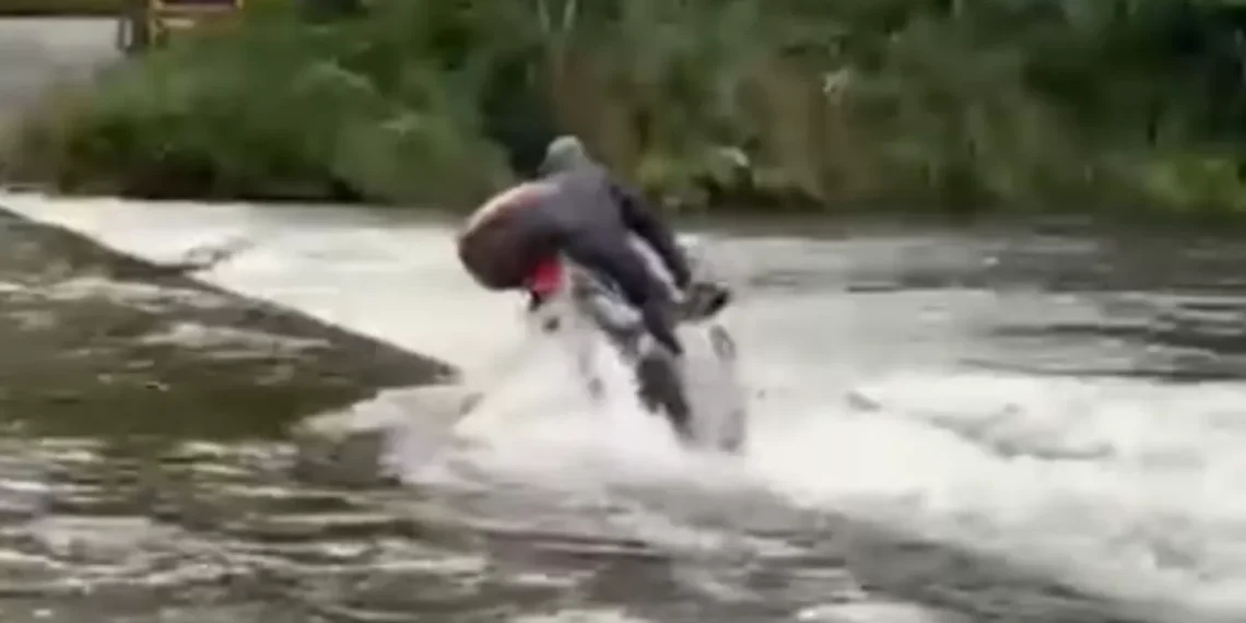 Motociclista é arrastado pela correnteza ao tentar atravessar ponte em SC