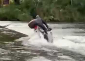 Motociclista é arrastado pela correnteza ao tentar atravessar ponte em SC