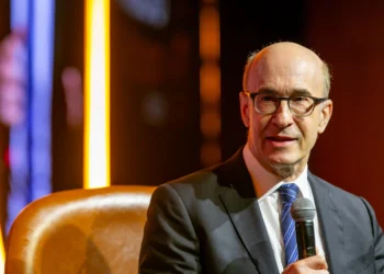 “Dólar vai cair muito, no mínimo entre 5% e 10%”, diz ex-economista-chefe do FMI