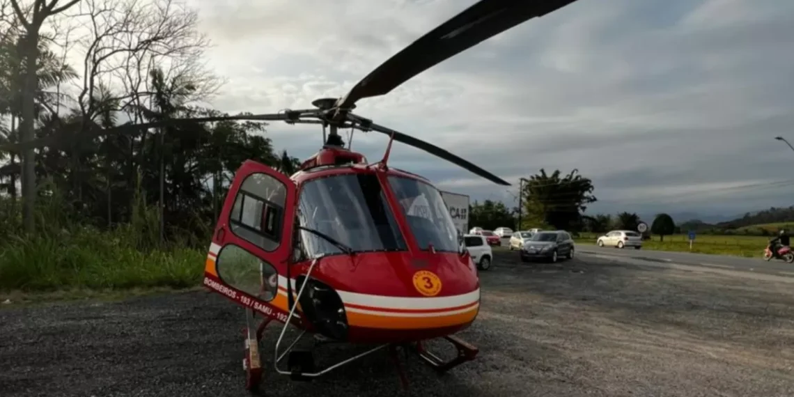 Carro cai em ribanceira em Gaspar e mulher é projetada contra o para-brisa