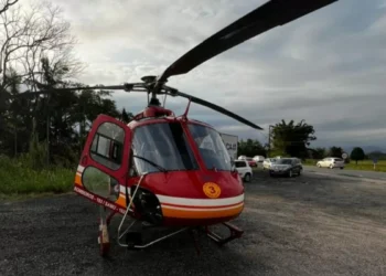 Carro cai em ribanceira em Gaspar e mulher é projetada contra o para-brisa