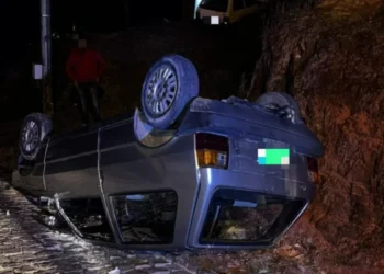 Motorista fica ferido após Fiat Uno capotar em Ascurra