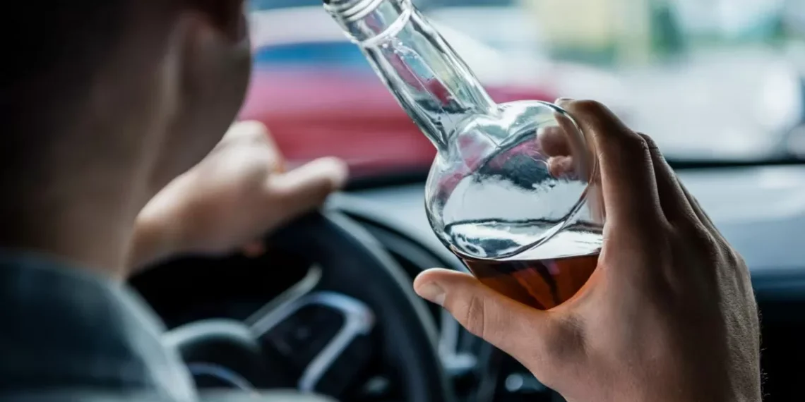 Condutor bêbado é preso após avançar barreira policial em alta velocidade, em Indaial