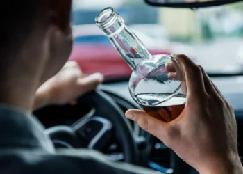 Condutor bêbado é preso após avançar barreira policial em alta velocidade, em Indaial