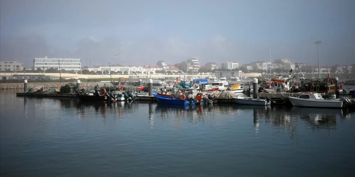 Pescador resgatado ao largo de Espinho após embarcação virar