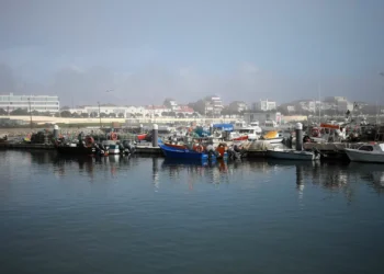 Pescador resgatado ao largo de Espinho após embarcação virar