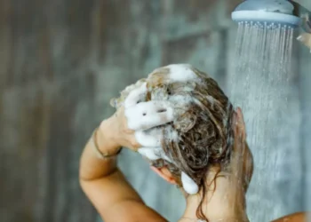 Bañarse en las mañanas o en las noches: qué le conviene más a su salud