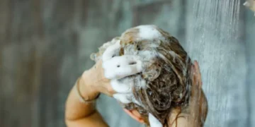 Bañarse en las mañanas o en las noches: qué le conviene más a su salud