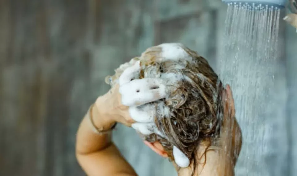Bañarse en las mañanas o en las noches: qué le conviene más a su salud