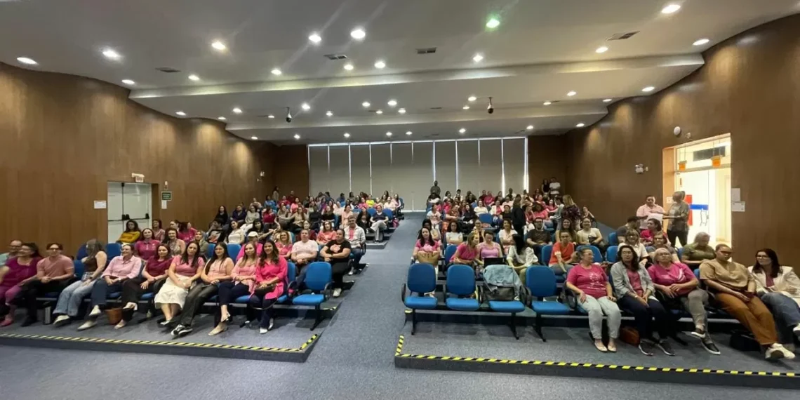 Profissionais de Saúde de Timbó participam de palestras sobre prevenção e cuidado feminino no Outubro Rosa