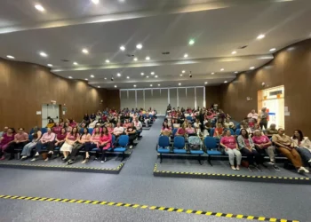 Profissionais de Saúde de Timbó participam de palestras sobre prevenção e cuidado feminino no Outubro Rosa