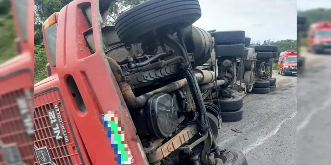 Carreta tomba na BR-470 em Rodeio e motorista sai ileso