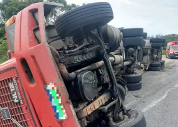 Carreta tomba na BR-470 em Rodeio e motorista sai ileso