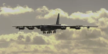 Bombardeiro nuclear dos EUA sobrevoa região próxima à Venezuela; entenda o poder do B-52