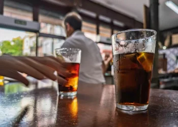 Seu Direito Digital: por causa do metanol, governo pede suspensão de vendas online de bebidas destiladas