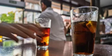 Seu Direito Digital: por causa do metanol, governo pede suspensão de vendas online de bebidas destiladas