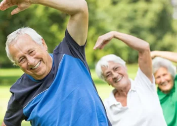 El ejercicio que mayores de 60 años no deben dejar de hacer si quieren ser saludables
