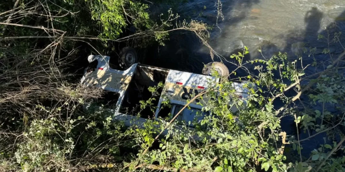 Kombi escolar com nove crianças cai em rio após capotar sobre ponte em SC