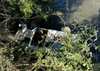 Kombi escolar com nove crianças cai em rio após capotar sobre ponte em SC