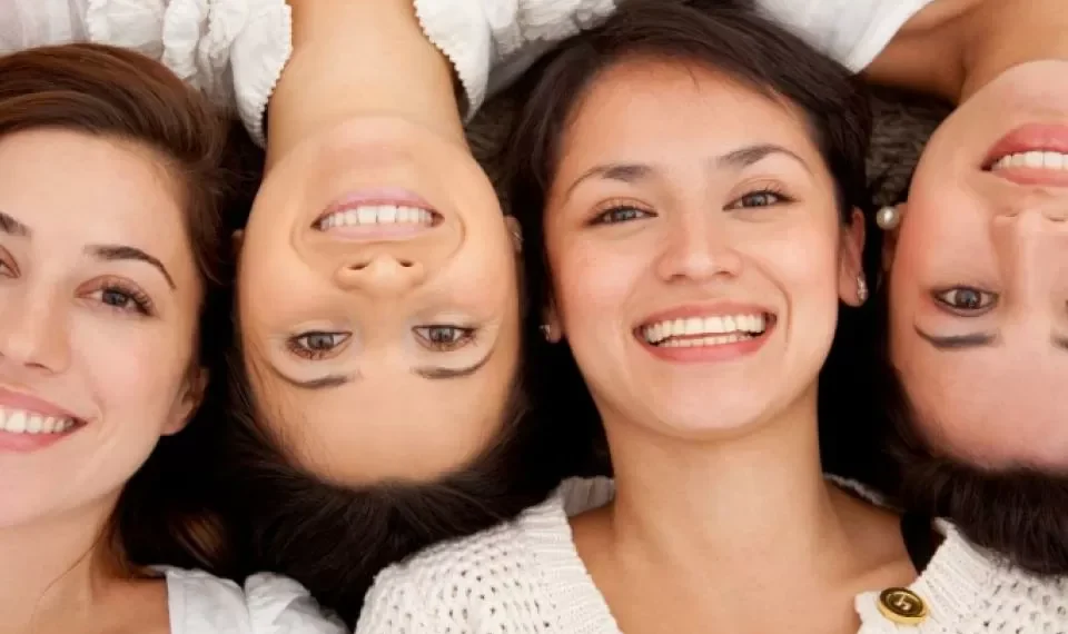 Este es el pueblo de Colombia donde viven las mujeres más bonitas, según la IA