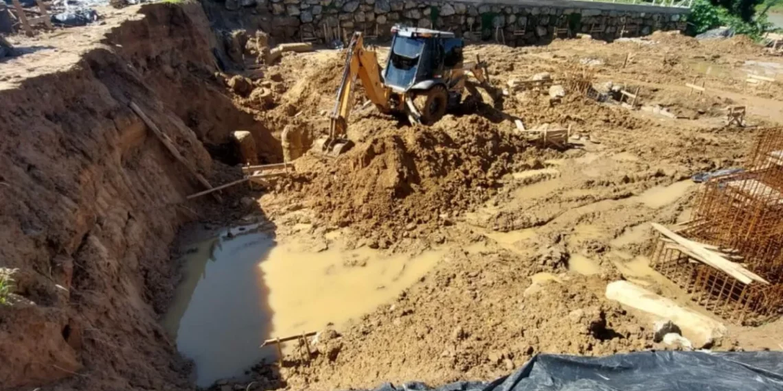 Trabalhador sobrevive a soterramento durante obra em Blumenau