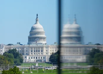Paralisação do governo dos EUA entra no 6º dia com ameaça de demissões