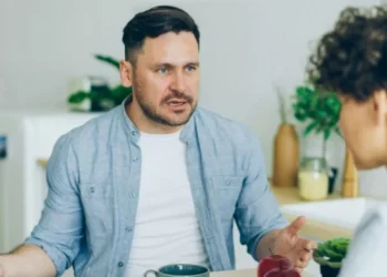 El peculiar motivo por el que personas siempre llevan la contraria, según la psicología