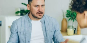 El peculiar motivo por el que personas siempre llevan la contraria, según la psicología