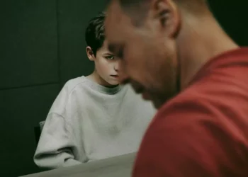 Estrela da série “Adolescência” desafia pais a escrever cartas aos filhos