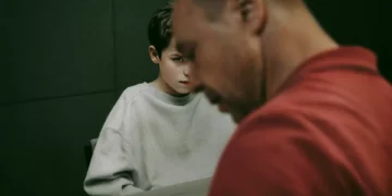 Estrela da série “Adolescência” desafia pais a escrever cartas aos filhos