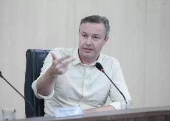 Ex-prefeito Napoleão Bernardes presta esclarecimentos à CPI do Esgoto de Blumenau