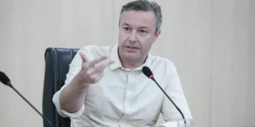 Ex-prefeito Napoleão Bernardes presta esclarecimentos à CPI do Esgoto de Blumenau