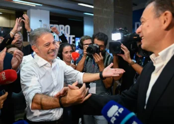 “Novo líder do Norte”: a noite vitoriosa de Pedro Duarte acabou num abraço