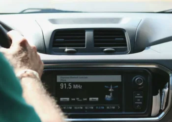 ¿Por qué hay quienes bajan el volumen al sonido del carro cuándo parquean?