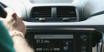 ¿Por qué hay quienes bajan el volumen al sonido del carro cuándo parquean?