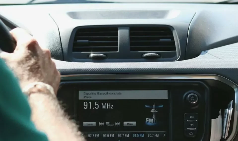 ¿Por qué hay quienes bajan el volumen al sonido del carro cuándo parquean?