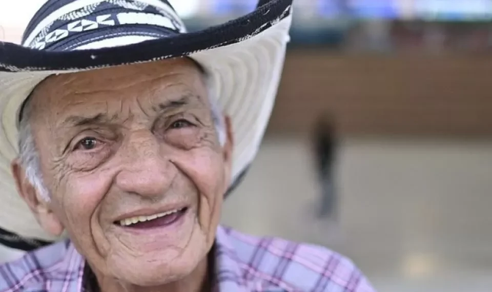 Qué es el programa Dignidad Mayor y cuántas personas se han inscrito en Colombia